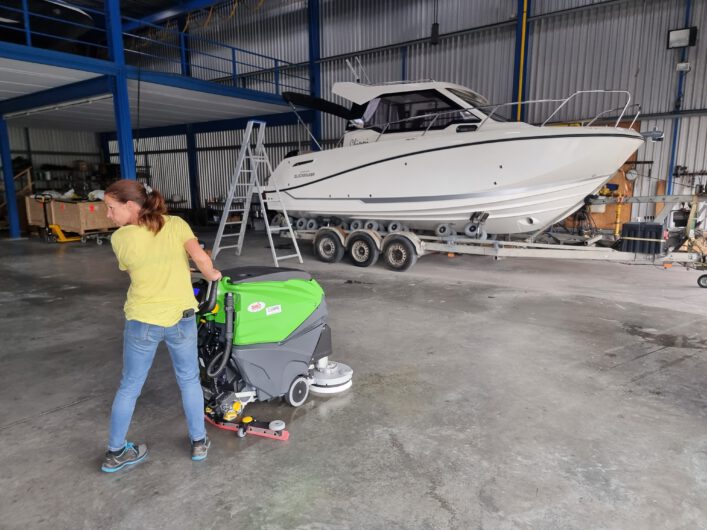 Cleaning Machines – Zulte leverde recent de  DIBO CT 71 BT 70 Walk Behind Schrobzuigmachine bij Powerboatscenter te Izegem.